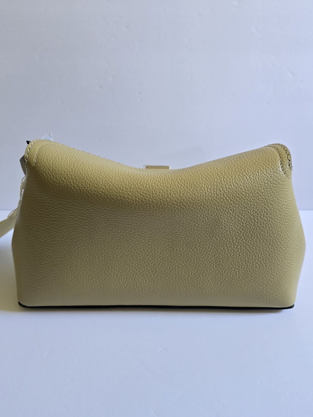 TOTEME T-lock grained-leather crossbody clutch desert - Picture 4 of 9